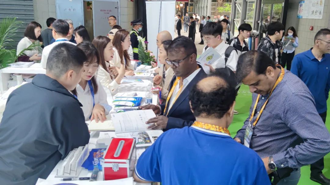 東南亞客戶光臨嘉戎技術(shù)展臺(tái)咨詢污水處理